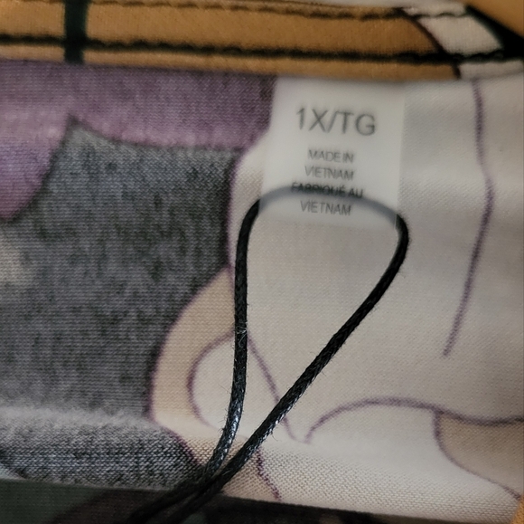 Tahari Woman Floral Faux Wrap Ruched Front Floral Top Size 1X - Picture 7 of 8